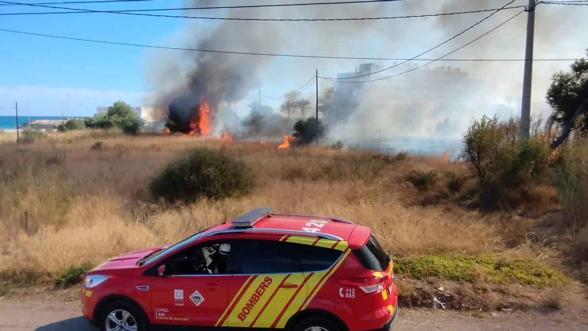 La vegetación próxima al centro ha comenzado a arder.