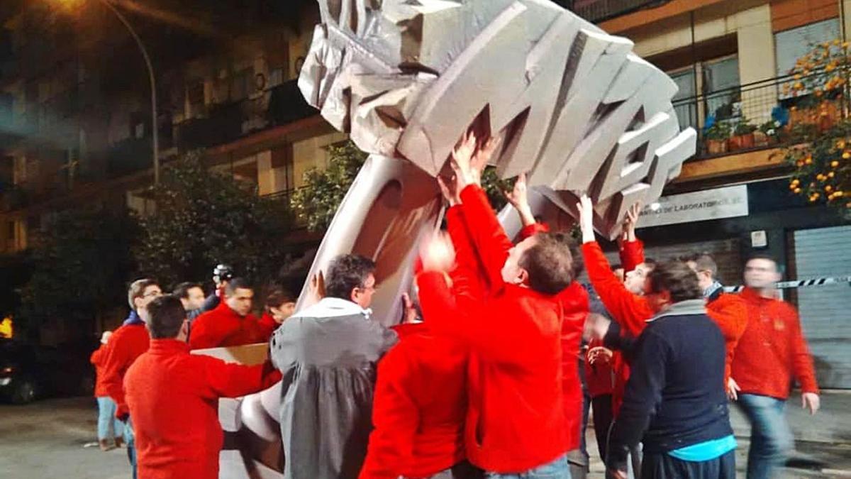 Els fallers d&#039;Humanista Mariner-Manuel Simó planten l&#039;últim monument abans de la covid. | F.H.M