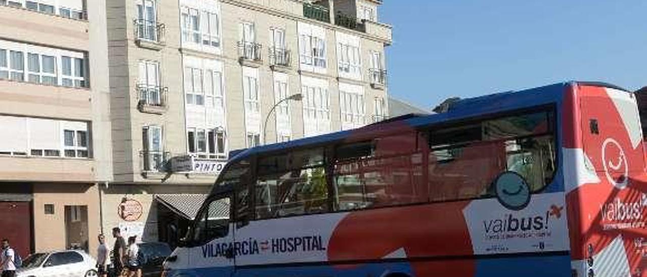 El autobús al Hospital do Salnés, en O Cavadelo. // Noé Parga