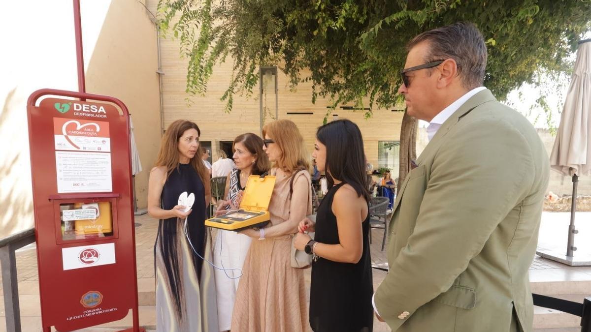 Presentación del nuevo desfibrilador de la plaza del Triunfo de Córdoba.