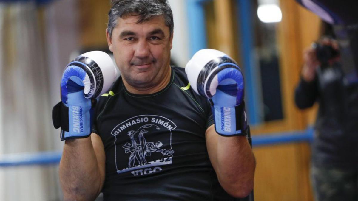 Simón González, en su gimnasio de Vigo. |  // RICARDO GROBAS