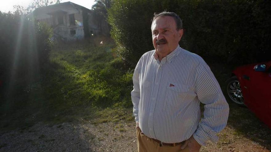 Antonio Cabrera, ayer, delante del viejo chalé de Cristalería donde reclama la construcción de un centro sociocultural para el barrio de Jardín de Cantos.