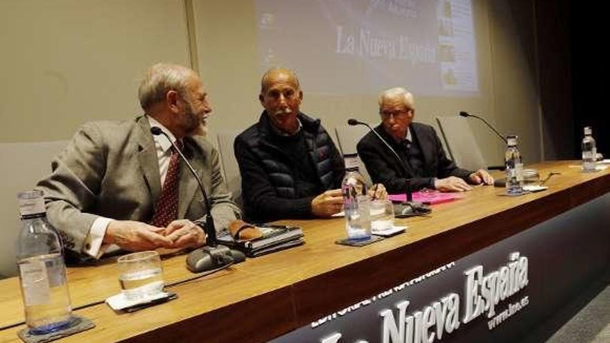 De izquierda a derecha, Blas Piñar Gutiérrez, Ángel Lago y Julio García, ayer, en el Club Prensa Asturiana.