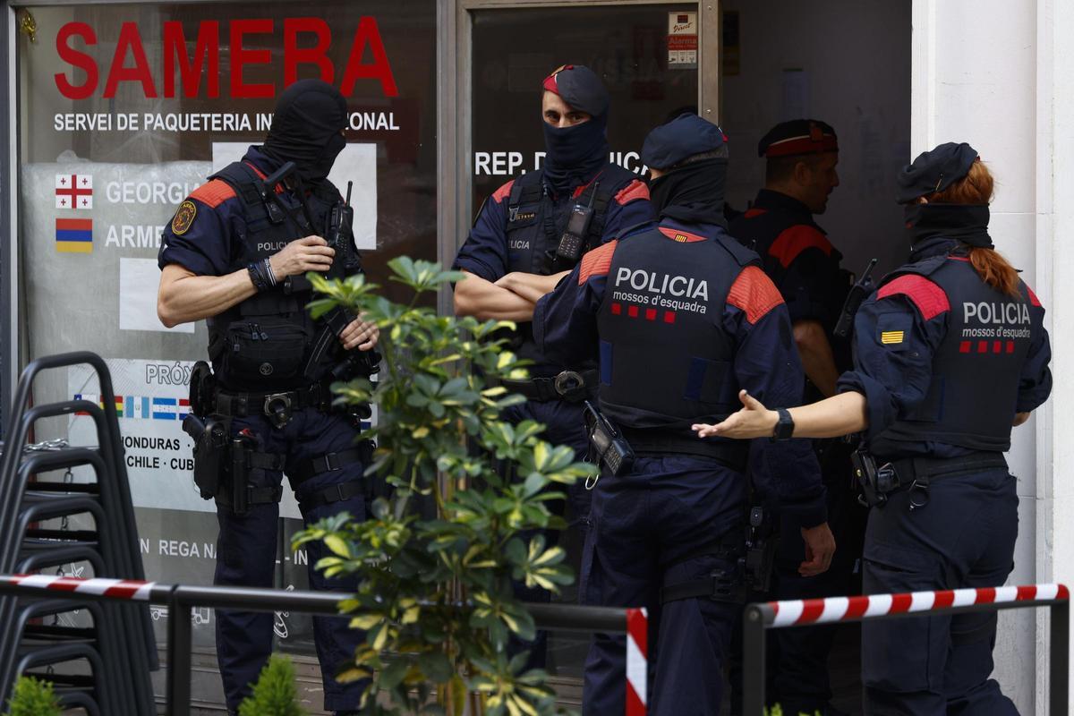 Agentes de policía realizan una intervención en la calle de Serrano, 48 de Barcelona