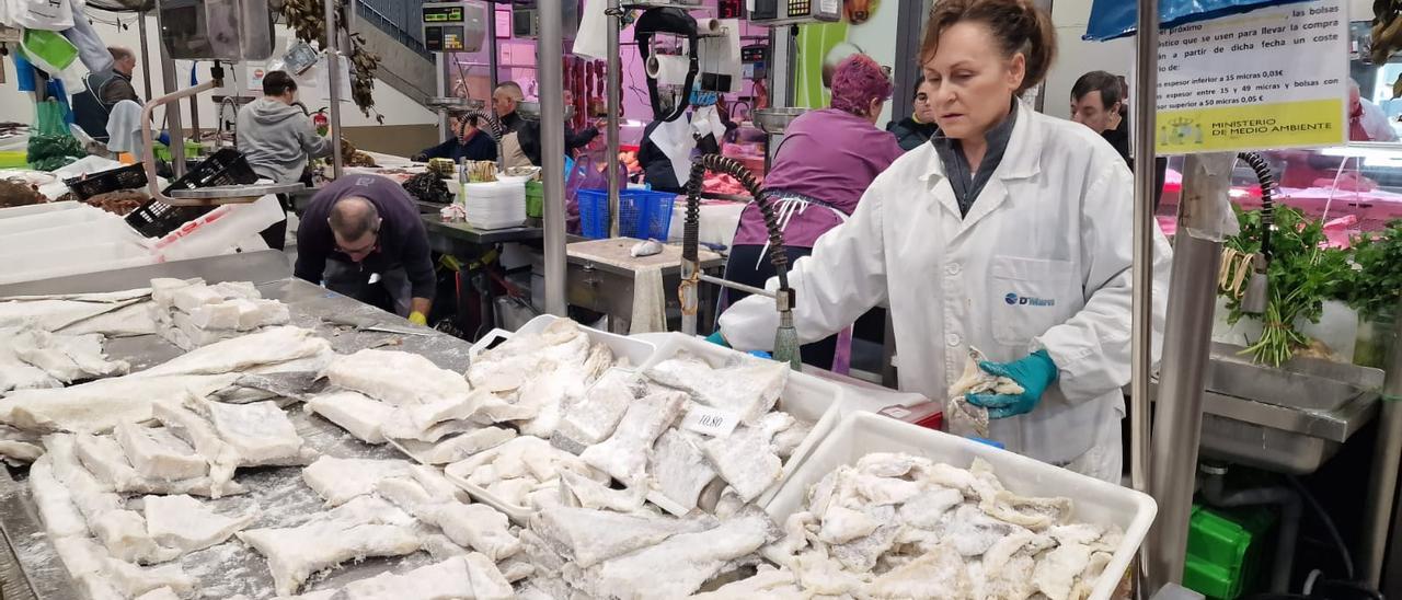 María Belén Ayude Couto en su puesto de venta de la plaza de abastos, el sábado.