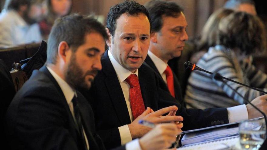 Guillermo Martínez, en el centro, entre el secretario general de su Consejería, Carlos Rodríguez, y el director general de Justicia, Rafael Abril, ayer, en la Junta General.