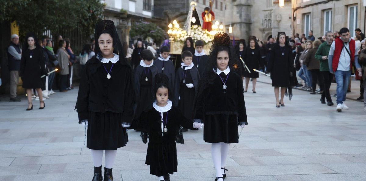 Público que acudió al desfile religioso. | GUSTAVO SANTOS