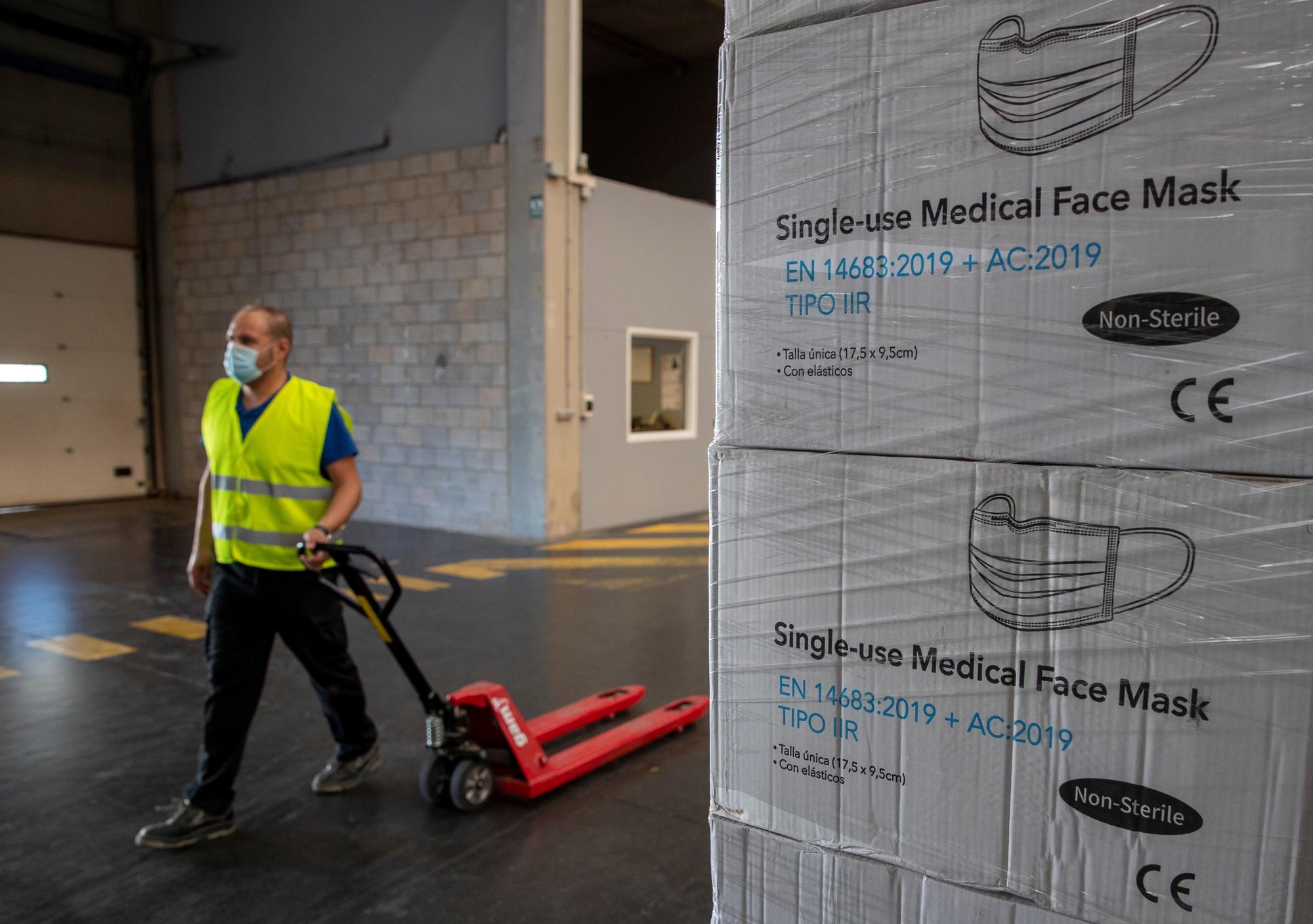 Fotografía de archivo de cajas de mascarillas quirúrgicas depositadas en un almacén.