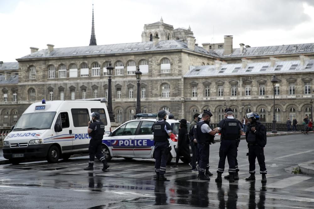 Ataque a un policía en Notre Dame