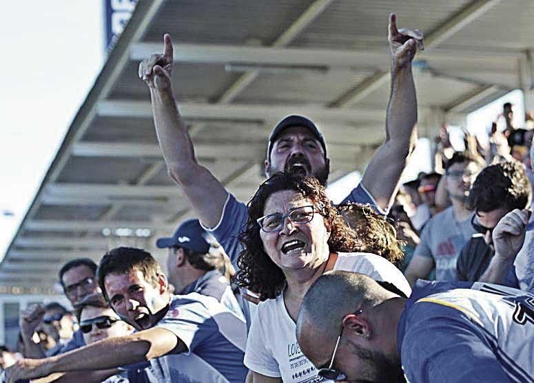 Los jugadores del Atlético Baleares desatan la locura en los festejos  en Son Malferit