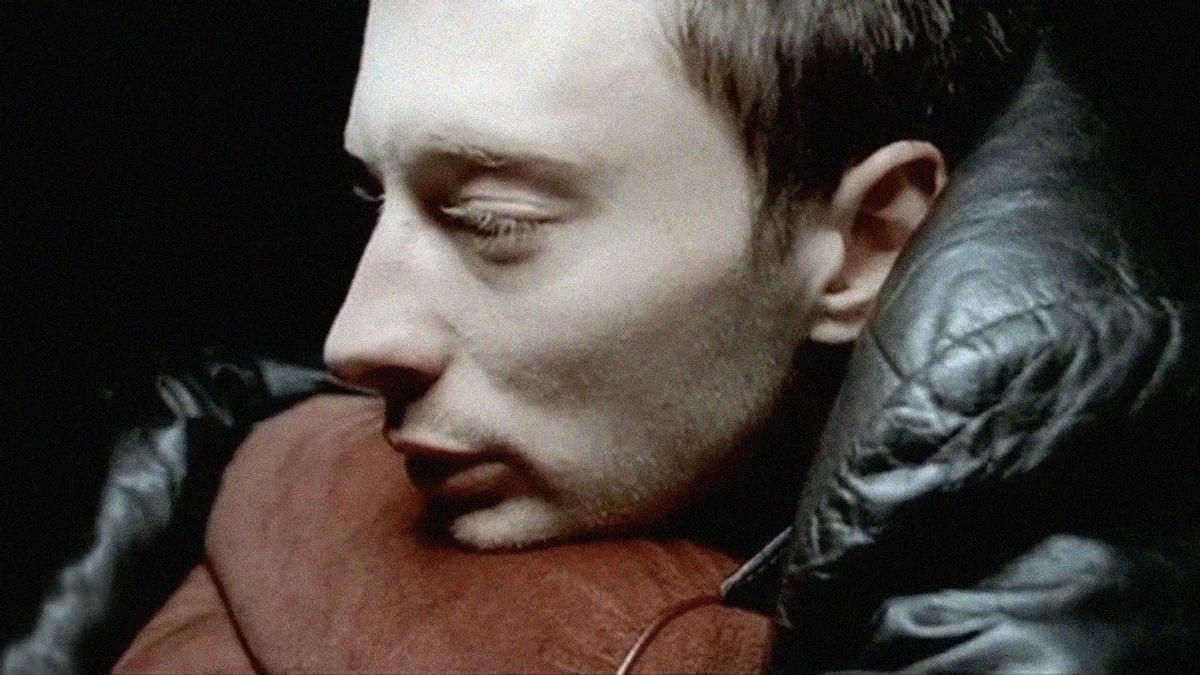 Thom Yorke (Radiohead) en el vídeo de 'Karma police', dirigido por Jonathan Glazer