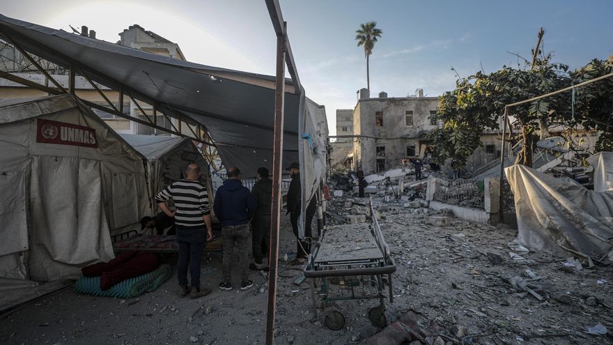 Un ataque aéreo israelí impacta contra el edificio de entrada del Hospital al Ahli en Gaza