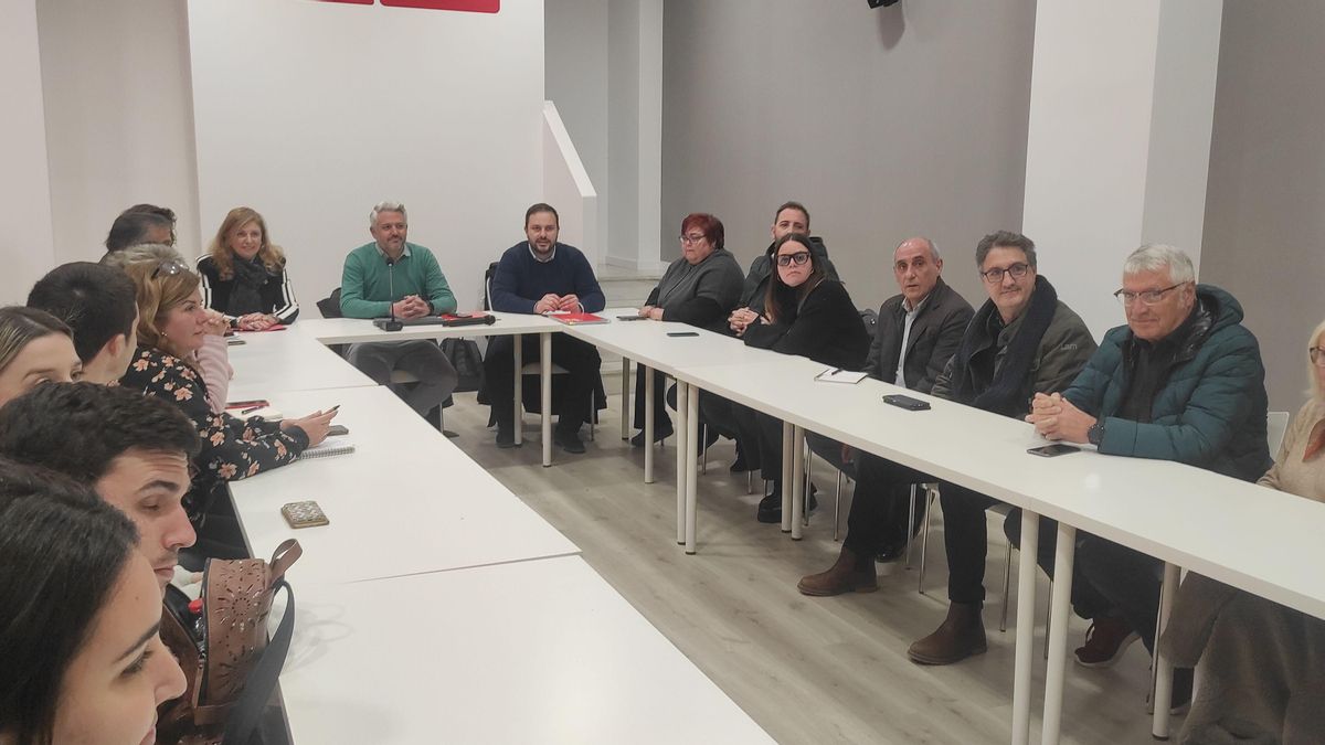 Los integrantes de la ejecutiva local del PSPV en Castelló, justo antes de comenzar la reunión de este lunes