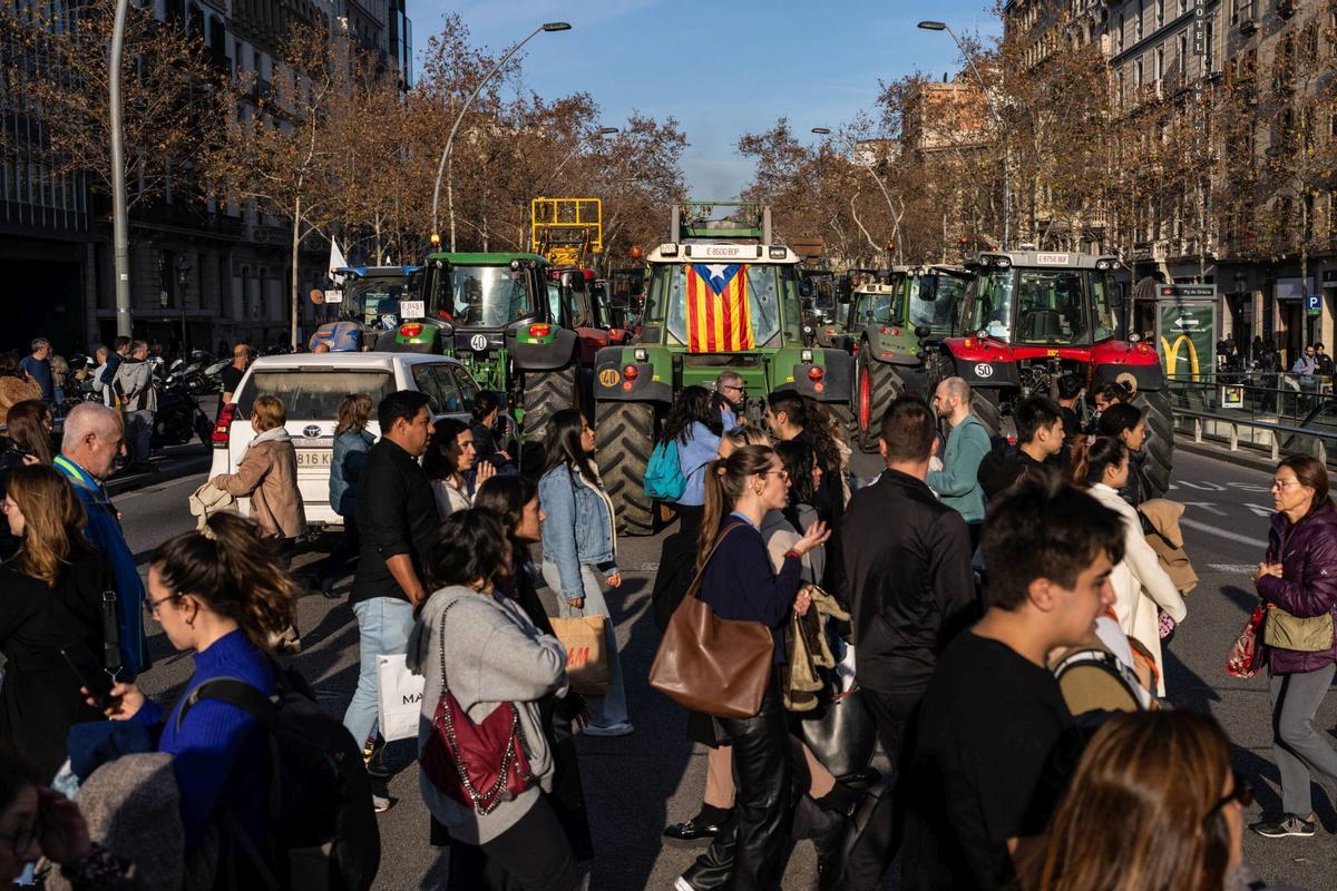 Tractores circulando por la Gran Via de Barcelona