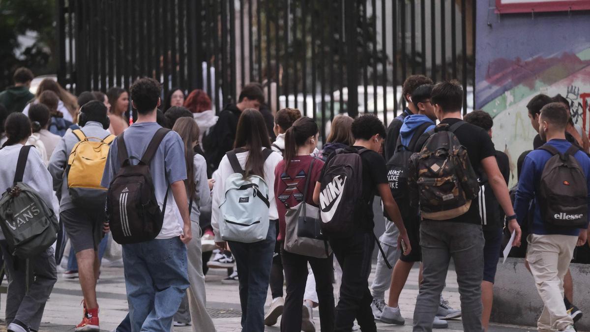 Alumnado a las afueras de un instituto en Las Palmas de Gran Canaria.
