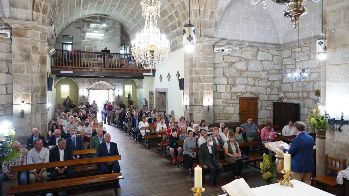 Asistentes a la misa en recuerdo de Nardo Seijas, en el templo de Silleda.   | // BERNABÉ