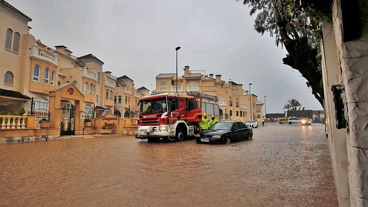 Avenida de Roentgen anegada por el agua el pasado domingo pese a la última inversión de 305.000 euros en cajones de pluviales. | JOAQUÍN CARRIÓN