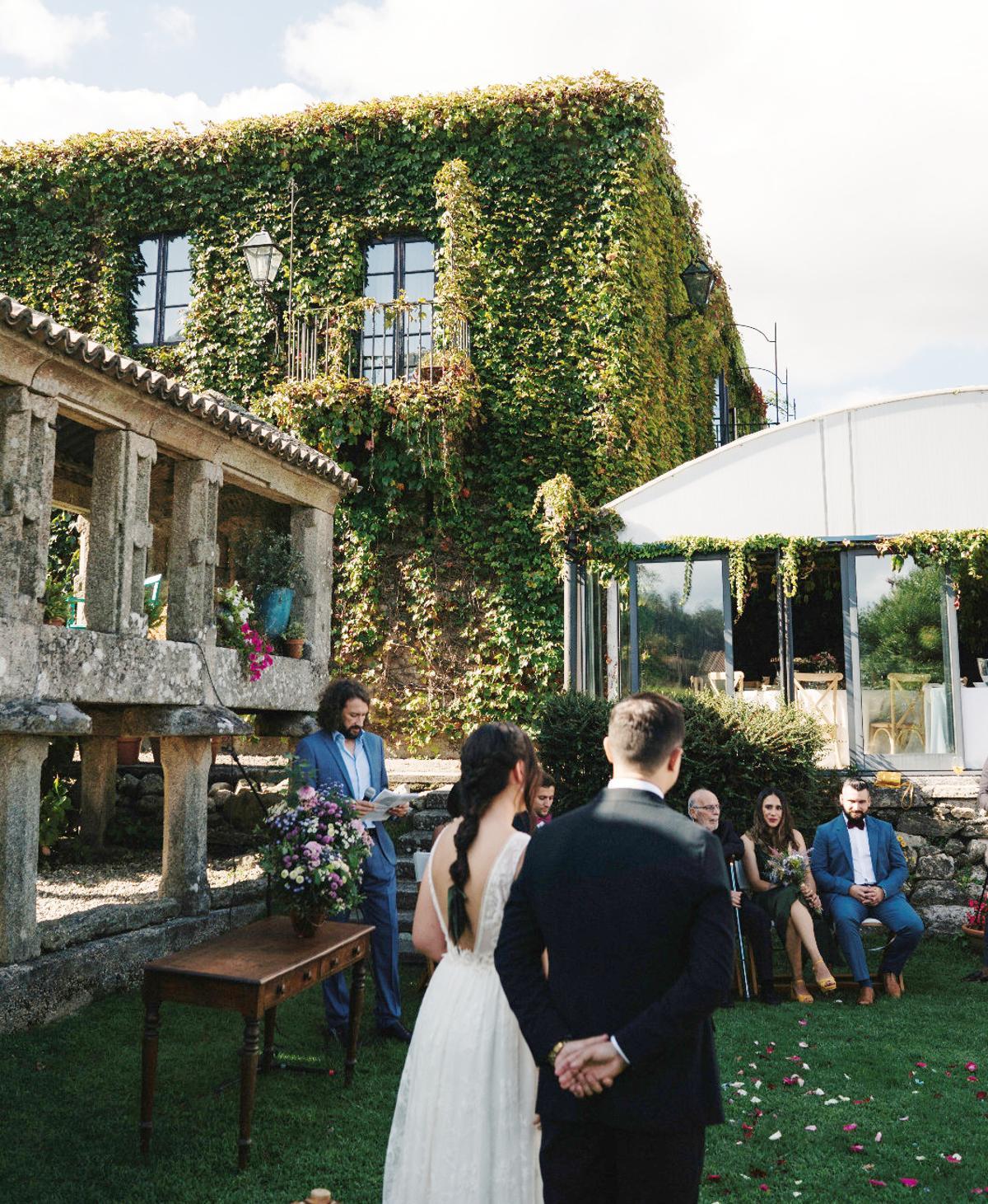 Armando, amigo cercano de los novios, se encargó de oficiar la boda de Marcos y Carla.