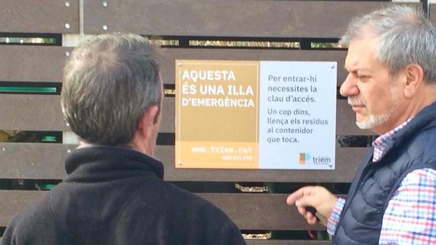 El conseller Xavier Francàs (a la dreta)  en una de les illetes que han començat a tancar