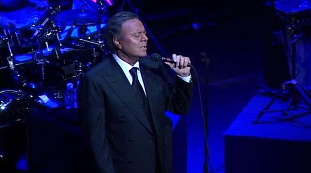 El cantant Julio Iglesias, en un moment del concert que ha ofert aquest dimecres al Liceu.