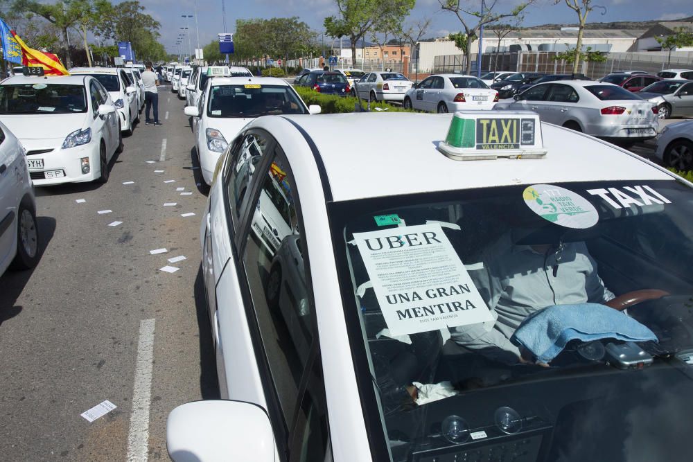 Protesta de los taxistas en Castelló contra Uber