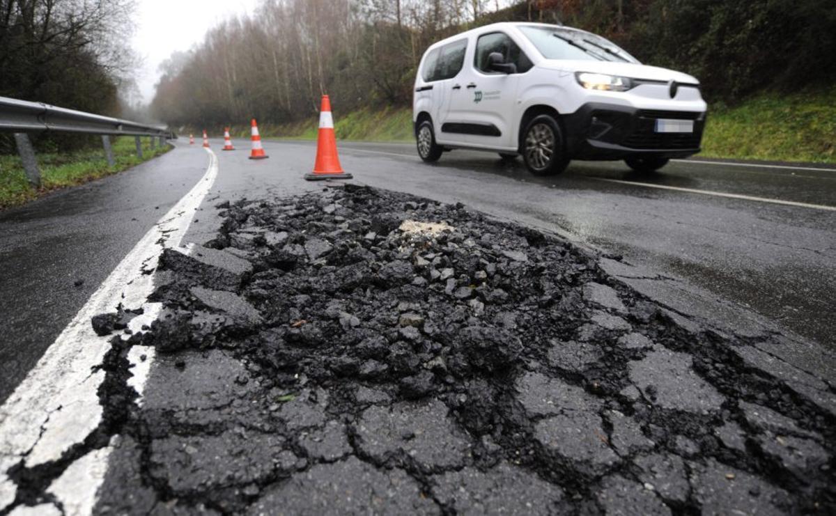Baches y firme abierto en accesos a la AP-53 | BERNABÉ/JAVIER LALÍN