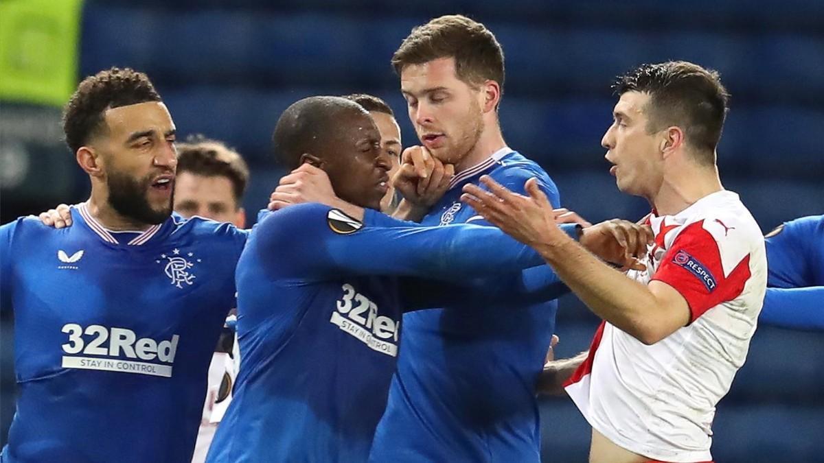 Kúdela y Kamara peleándose en el Rangers-Slavia