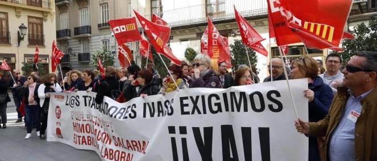 Protesta de trabajadores del Ivass ante la Generalitat el pasado mes de marzo.