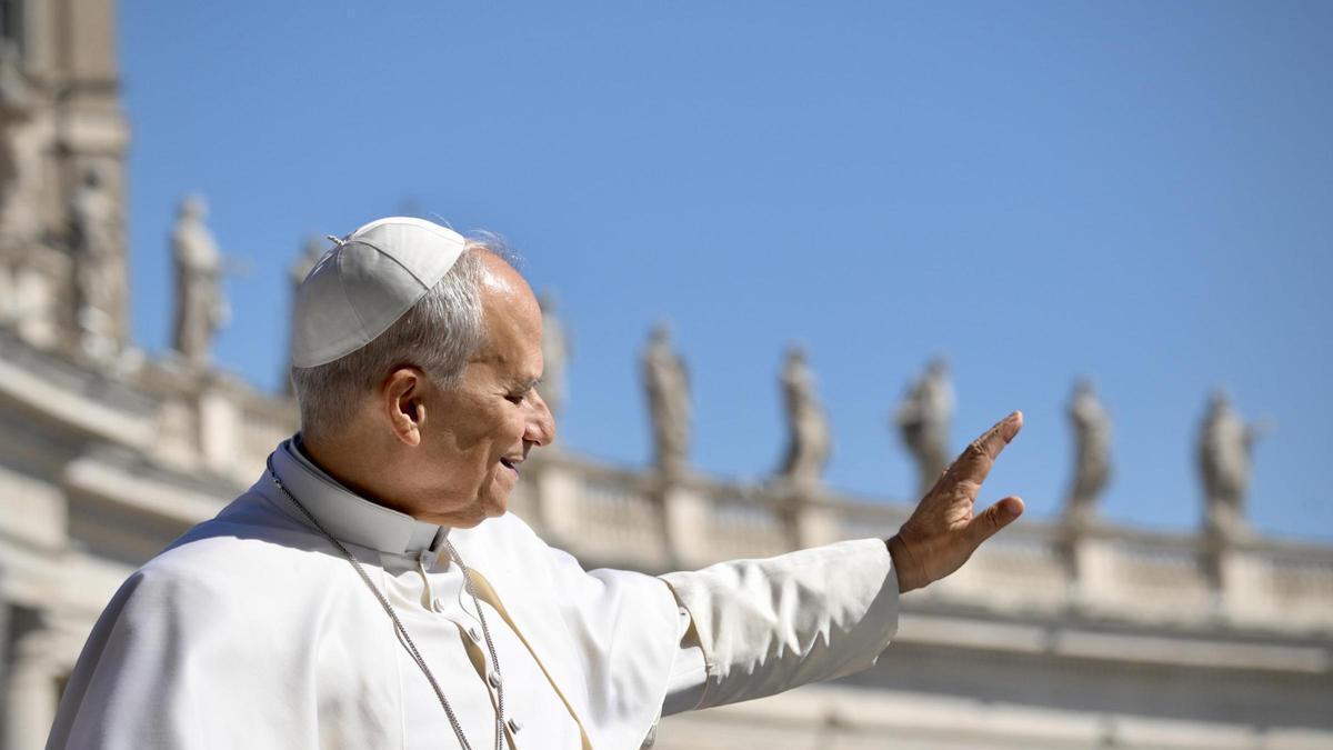 El papa León XIV dirige la audiencia general semanal en la plaza de San Pedro.