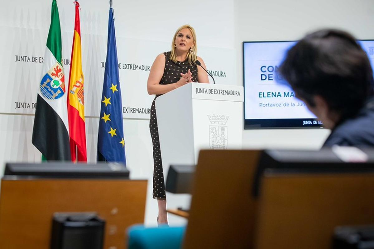 La portavoz de la Junta de Extremadura, Elena Manzano, en rueda de prensa.