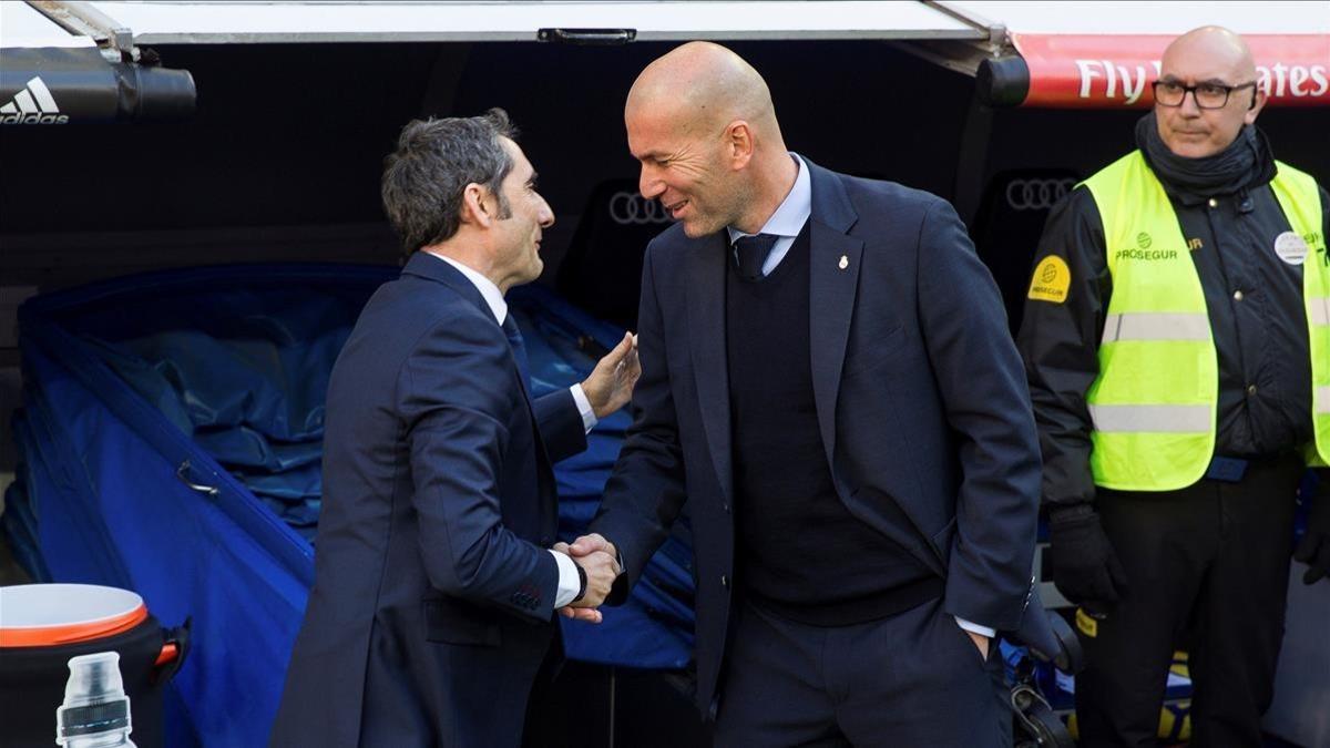 Zidane y Valverde se saludan antes del clásico liguero en diciembre en el Bernabéu,