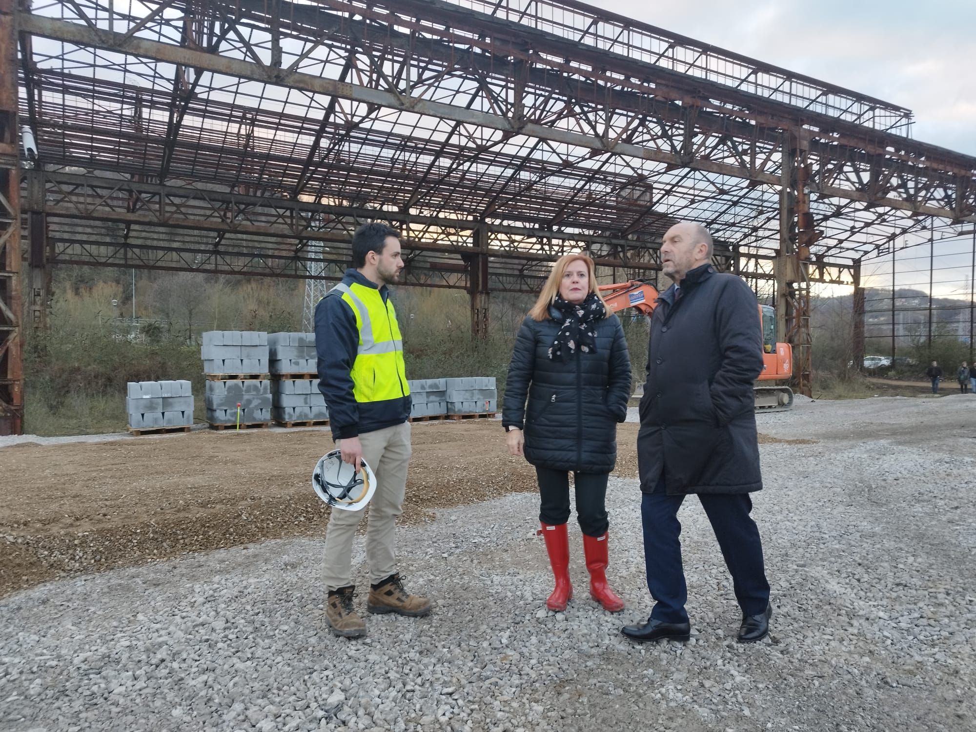 Obras de acceso al futuro ferial de talleres del Conde, en Langreo