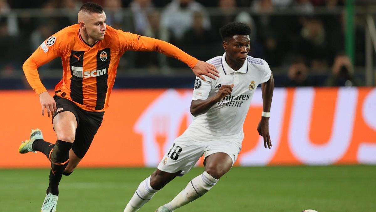 Zubkov pelea un balón a Tchouameni