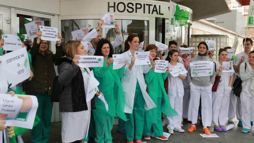 Concentración de enfermeras a las puertas del hospital Virgen de la Concha