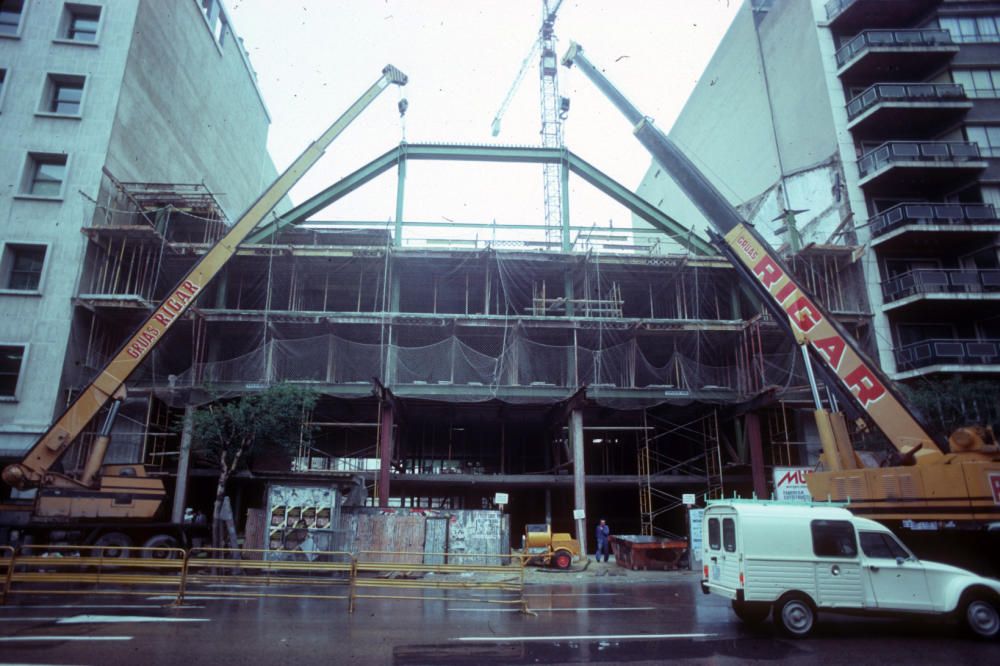 Construcción del arco de descarga del edificio de la S. Social