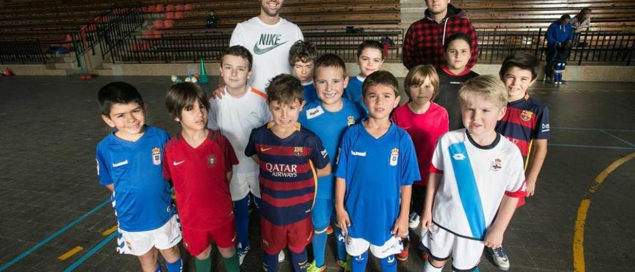 Un grupo de jugadores de la escuela de iniciación del colegio Santa María del Naranco.