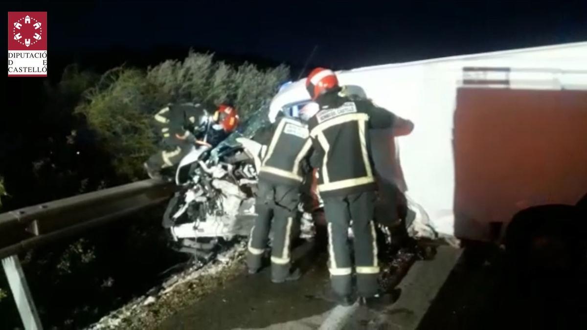 Bomberos del parque de Vinaròs intervienen en el accidente.