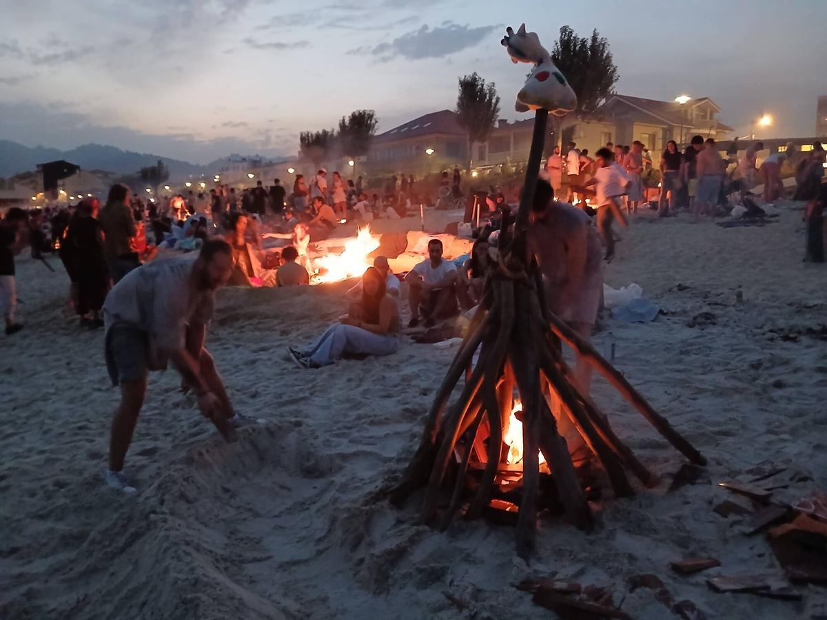 La noche de San Xoán en la playa de Rodeira, en Cangas. La noche de San Xoán en la playa de Rodeira, en Cangas.