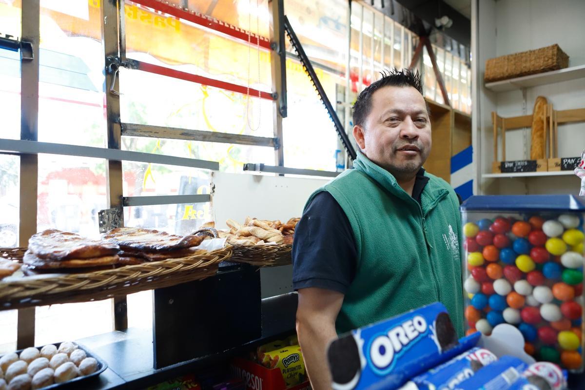 A Edwin le robaron tres noches seguidas en la tienda que regenta en la calle Duquesa Villahermosa, donde ha colocado hierros detrás del cristal (al fondo de la imagen) para que no vuelvan a robar allí.