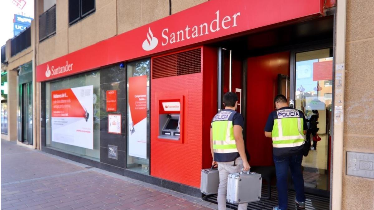 El atraco se ha producido en la sede del Banco Santander en Juan Carlos I