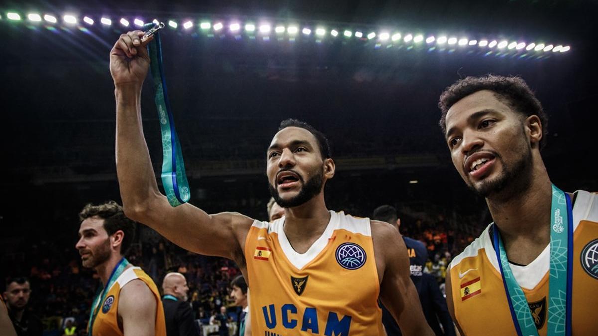 Sadiel Rojas, capitán del UCAM Murcia, con el bronce conseguido en Atenas en 2018.