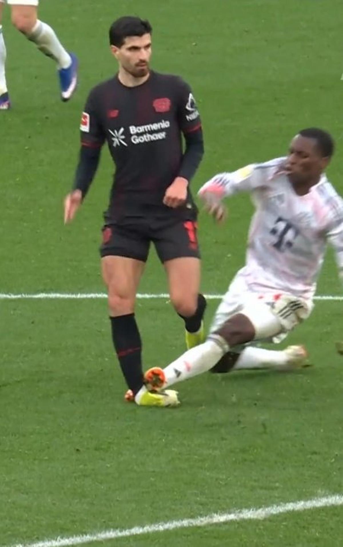 La tarjeta roja a Nicolas Jackson por su entrada a Terrier