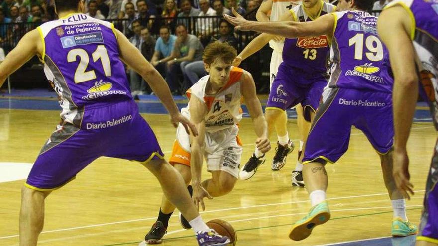 Fran Cárdenas, con el balón, en el play-off ante el Palencia en su primera etapa con el Unión Financiera.