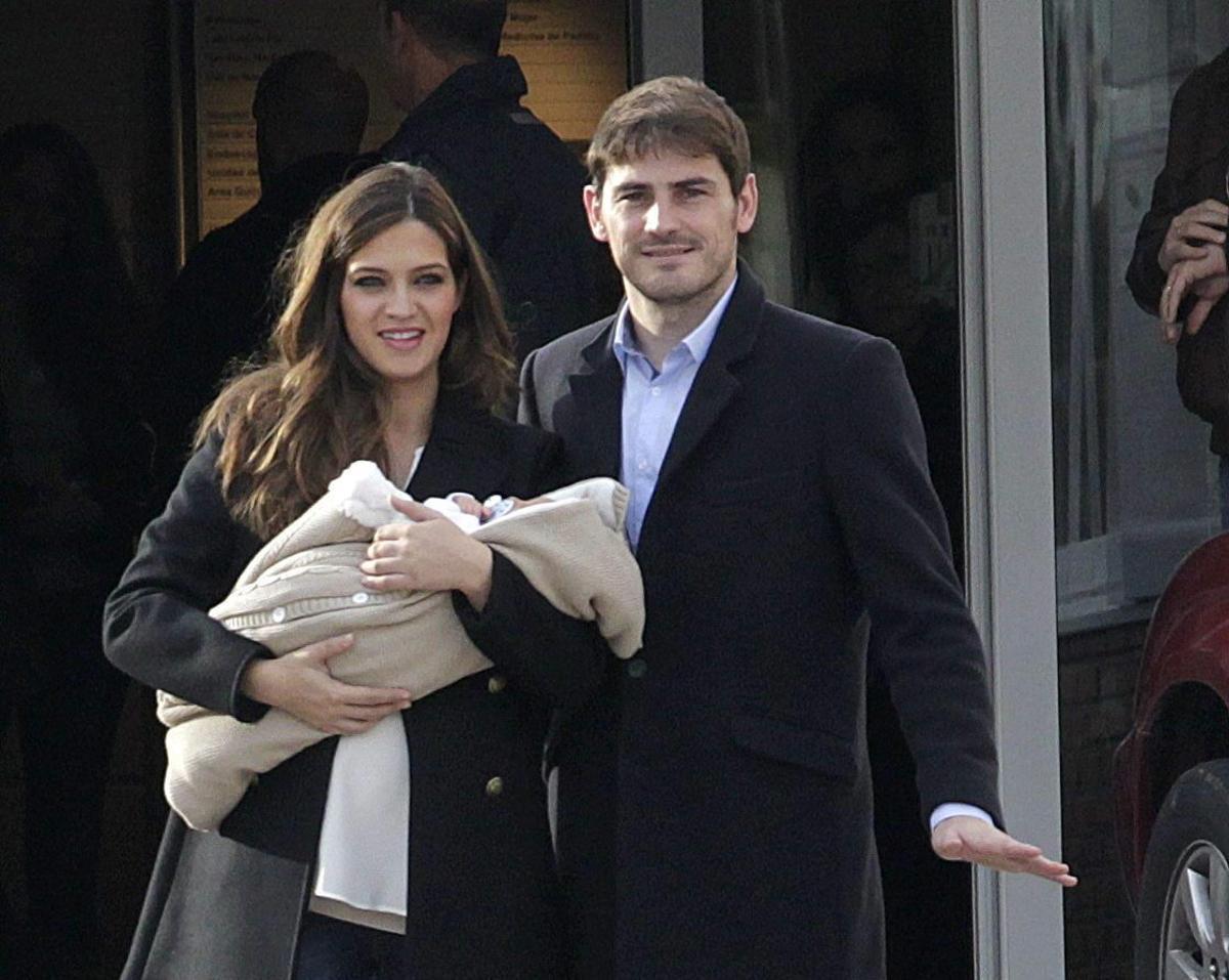 Sara Carbonero, con su hijo Martín en brazos, junto a Iker Casillas, a las puertas de la clínica Ruber de Madrid, en enero del 2014.