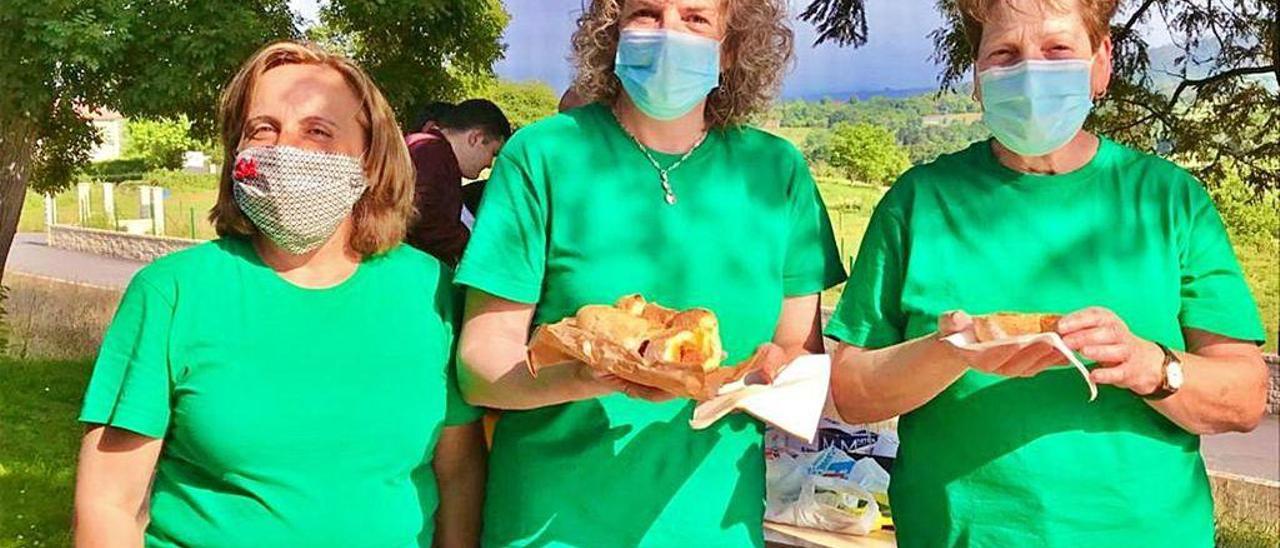 Por la izquierda, Elvira Menéndez y Sonia y Marita Díaz, durante el reparto del bollo.