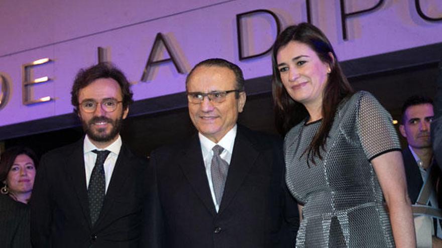 El consejero delegado de Prensa Ibérica, Aitor Moll; el presidente de Prensa Ibérica, Javier Moll; y la consellera de Sanidad de la Generalitat, Carmen Montón, antes de que diera inicio la gala, en la entrada del Auditorio Provincial.