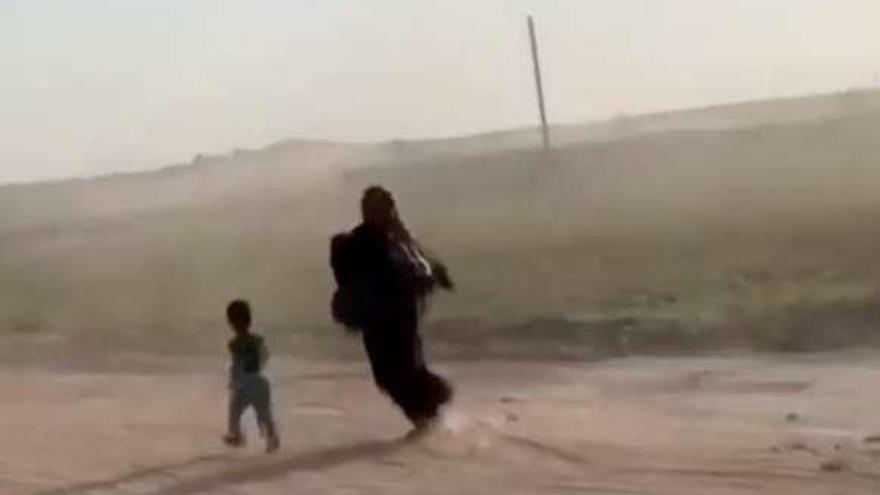 Una mujer y un niño huyen de los bombardeos. // Reuters