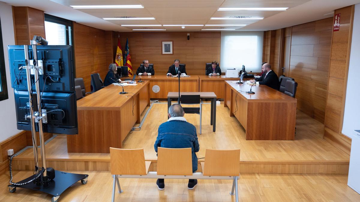 Imagen del procesado, sentado ayer en el banquillo de la Audiencia.