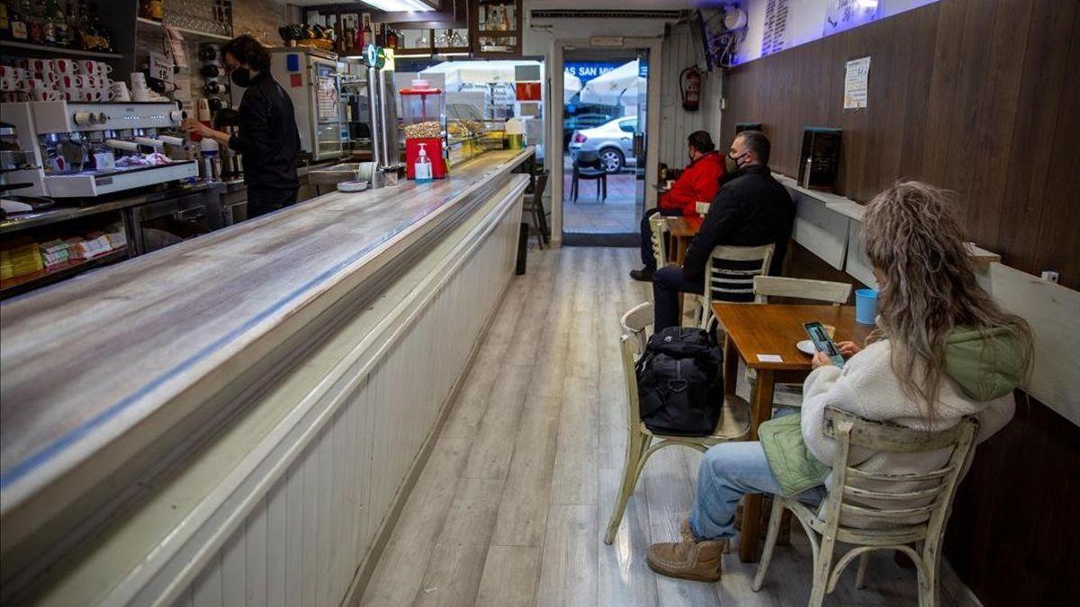 Euskadi acata a regañadientes la reapertura de bares y restaurantes ordenada por los jueces