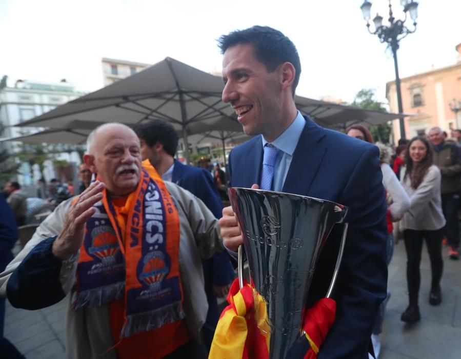 Celebración del triunfo en la Eurocup del Valencia Basket en València